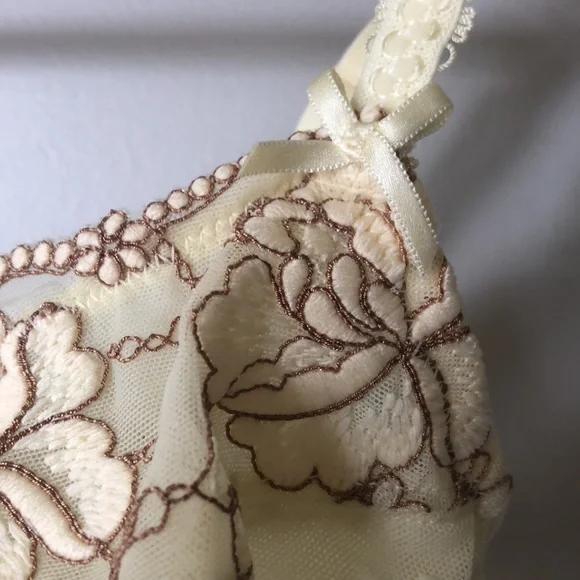 𝅺*NWT* Amoena beautiful butter yellow lace wireless bra - Picture 3 of 8